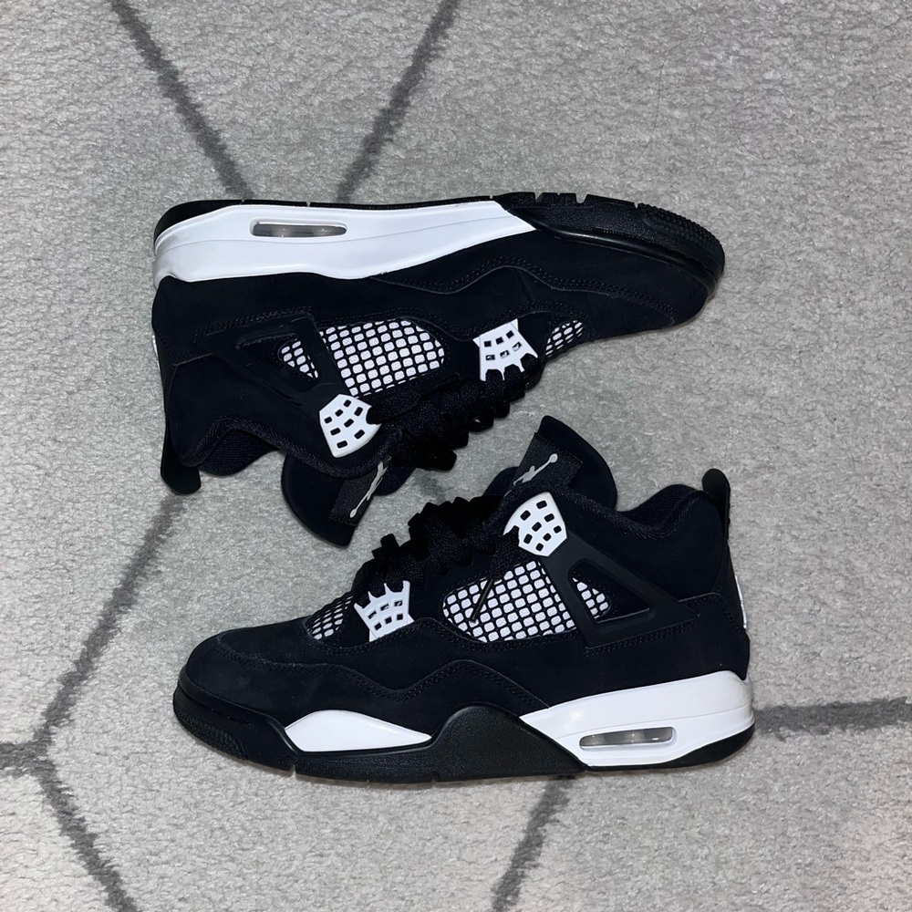 Jordan Retro 4 Black and White Thunders